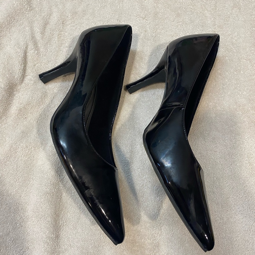Comfort plus by Predictions 13w high heel shoe. Black patent.